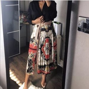 Scarf printed pleated skirt